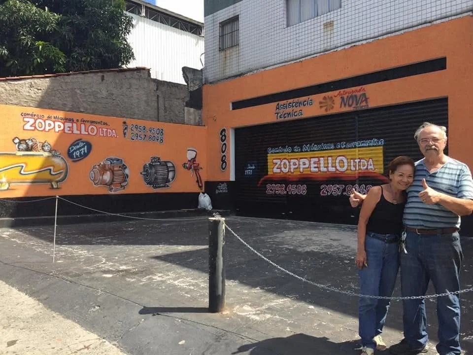 Fundadores do Comércio de Máquinas Zoppello em frente à loja